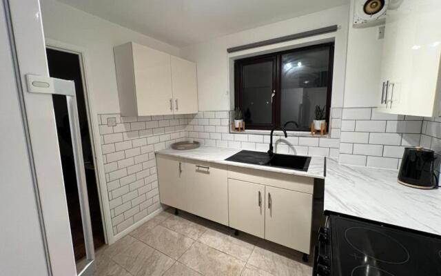 Impeccable 2-bed Apartment in Grays, London