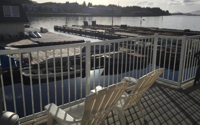 Longliner Lodge and Suites