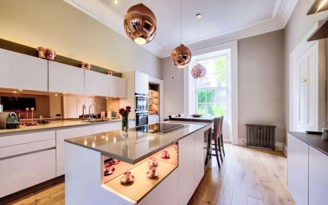 Ultra Luxe 3BR home near Princes St