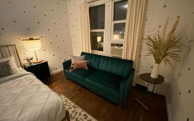 Gorgeous Studio in Beverly Boulevard! Sleeps 4!