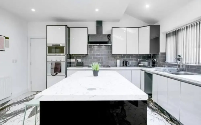 Elegant 5 Bedroom House/free Parking/yard