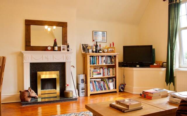 2 Bedroom Flat With Parking In Edinburgh
