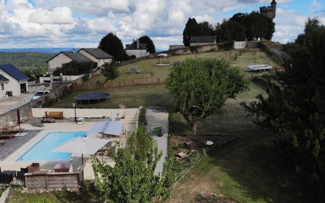 Fantastic property with large swimming pool and garden in the heart of France!