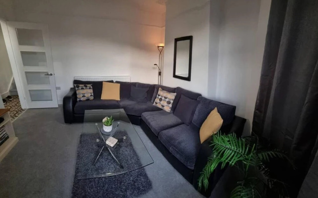 Modern 4-bedroom Townhouse With Private Garden