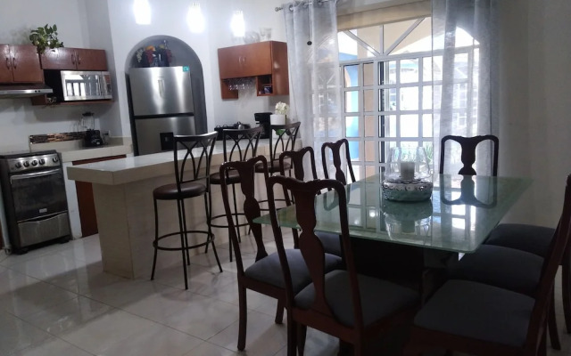 Residencia Uribe - Beautiful House With Private Pool