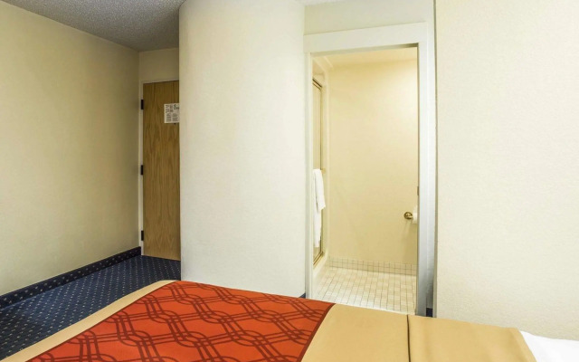 Econo Lodge Denver International Airport