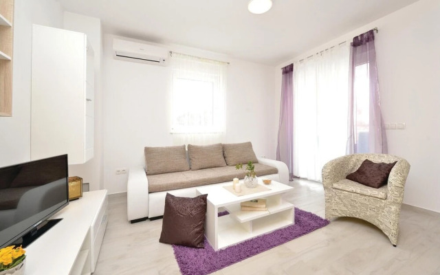 Nice Home in Vrsi-mulo With Wifi and 1 Bedrooms