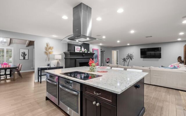 Desert Diva Hideaway - Sleeps 14