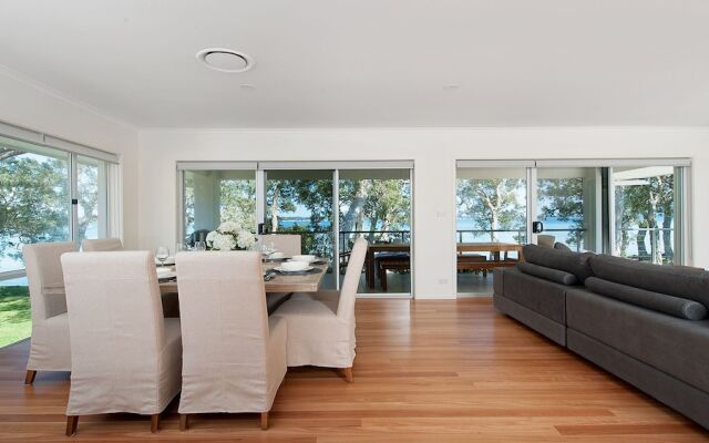 Waterfront Serenity - Luxury home with Grand Views