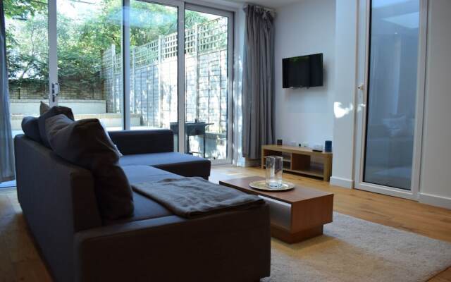 Spacious 2 Bedroom Apartment in South London
