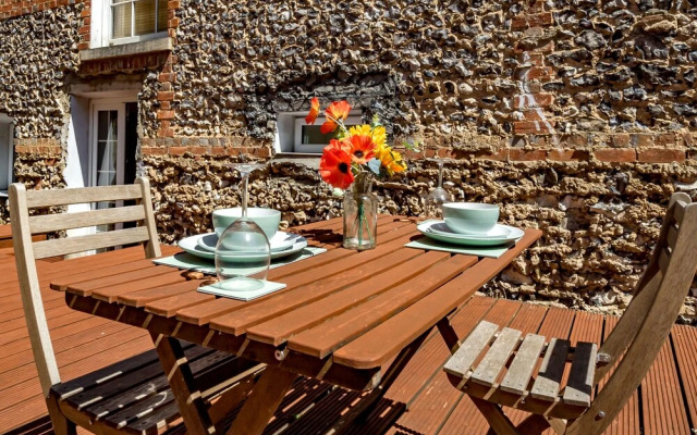 Lovely 2 Bedroom Apartment With Free Parking