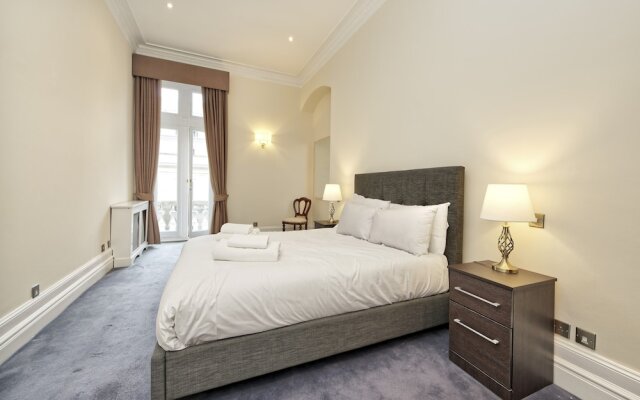 Historic Whitehall Flat in SW1 by Underthedoormat