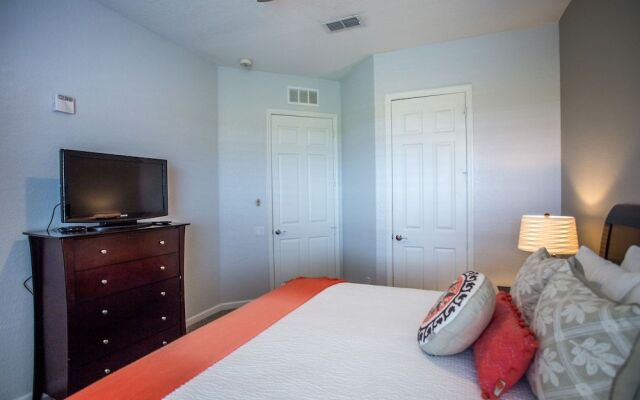 Altavista Lakeview 3 Bedroom Condo by RedAwning