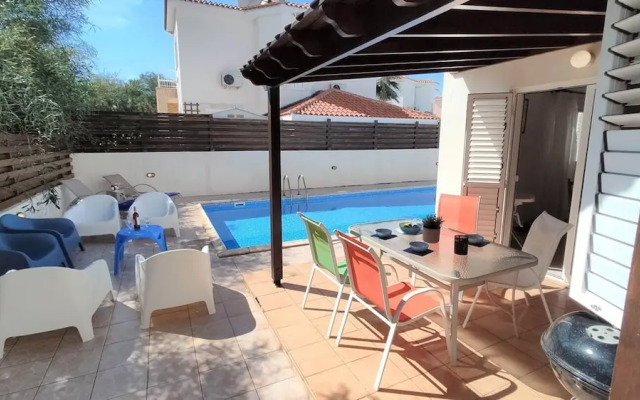 Sobella Villa - 3 Bedroom Villa With 10 x 4 Pool