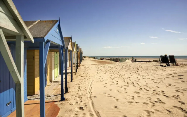 Charming Beach Getaway - Spacious 4BR Sunny Garden
