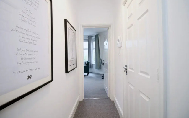 Dyzyn Living - City View City Center 5 Mins From Train Station