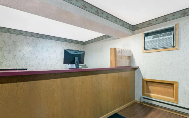 Super 8 By Wyndham Milbank