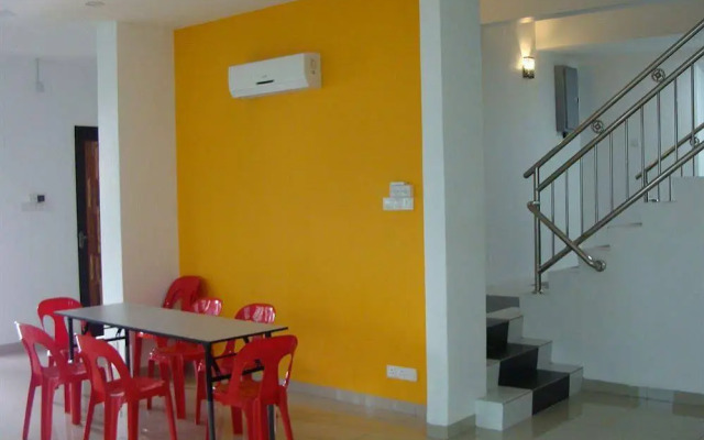 White House Homestay
