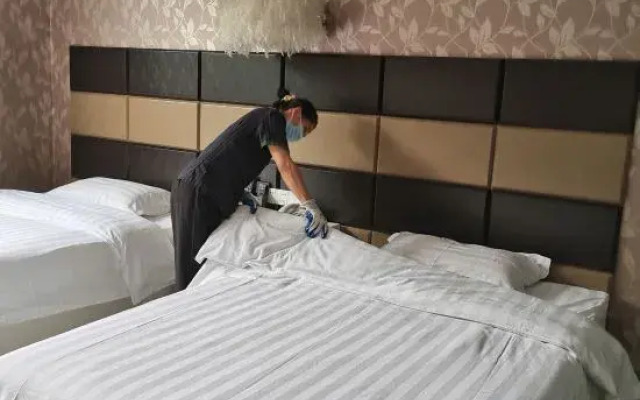 Loft Holiday Hotel (Lianyungang Minzhu Road Old Street Branch)