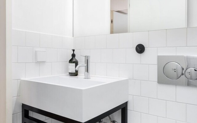 LS48 Prime Location Upscale Apartment