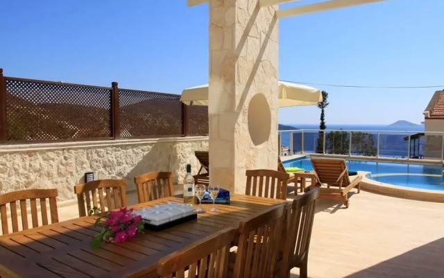 Villa Doruk by Akdenizvillam