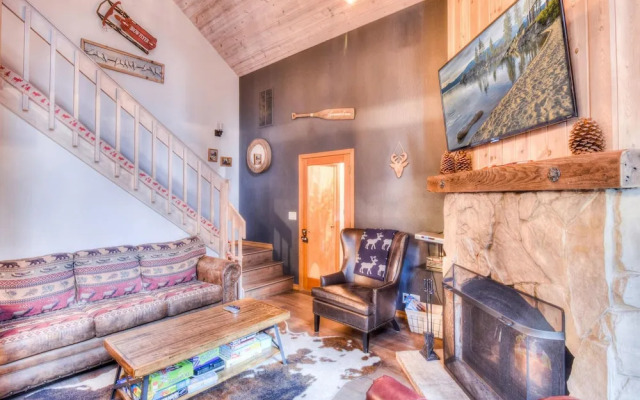 Relax at Rustic Tahoe Charm Minutes to Lake