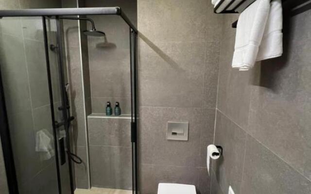 8 Blocks Apartments 4B