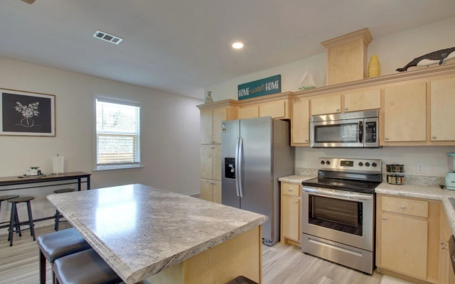 Downtown Pensacola Vacation Rental w/ Yard!