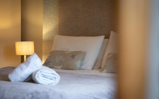 Spinnaker - Close to Town Sea Views