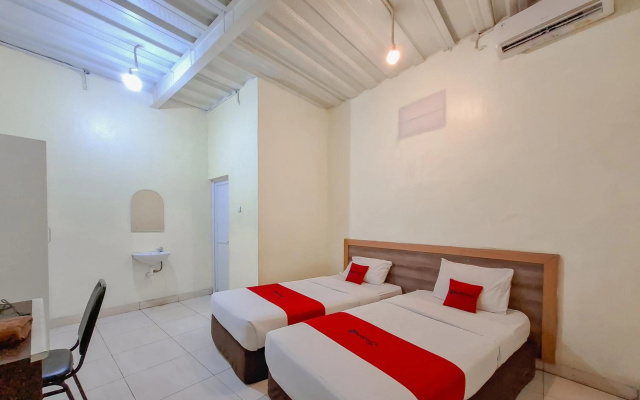 Super OYO Collection O 2383 Andongkoe 64 Salatiga – Guest Rooms – Salatiga