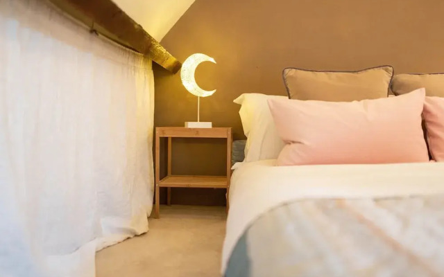 The Loft 2BR Duplex, Central & Parking