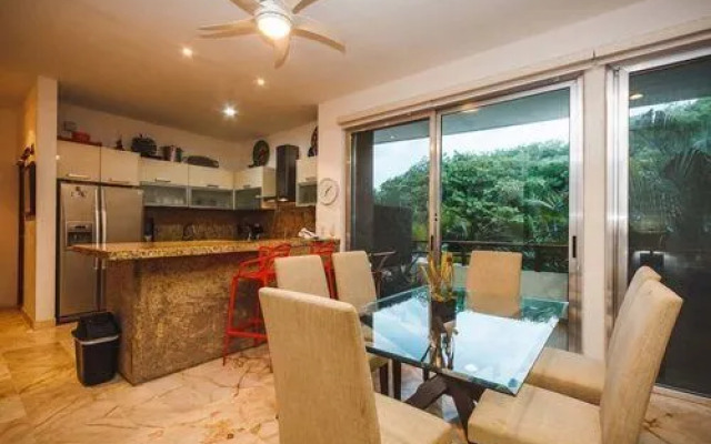 Mujeres Bailando by NAS