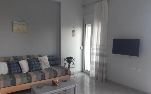 Renovated apartment in Adelianos Kampos
