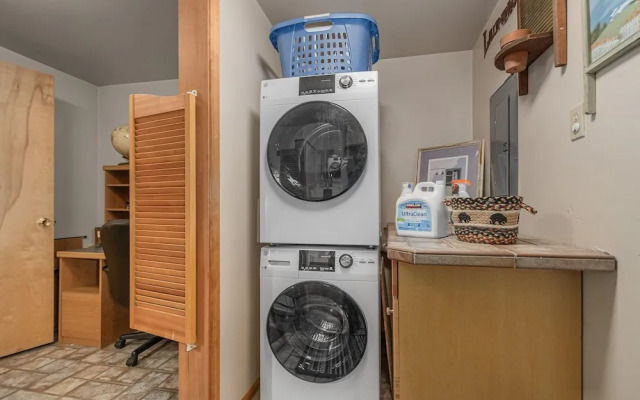 Bear Paw 2 Bedroom Home by NW Comfy Cabins by RedAwning