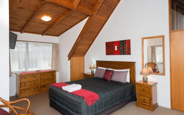 Swiss Chalet Lodge Motel