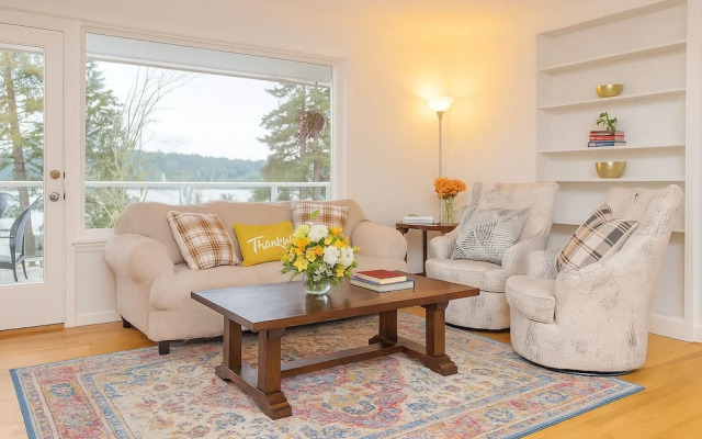 Luxury 180 degree Lake View