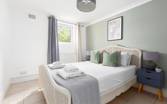 Magnificent 2 Bed Garden Flat in Oval