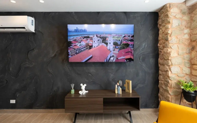 The Danian Condo by Acomodo Casco Viejo