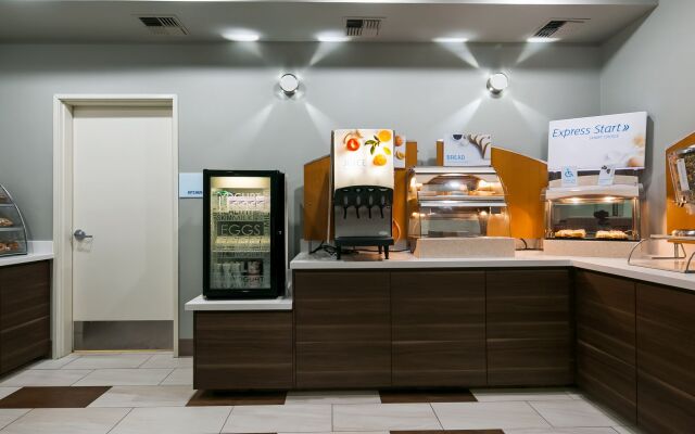 Holiday Inn Express & Suites Everett by IHG