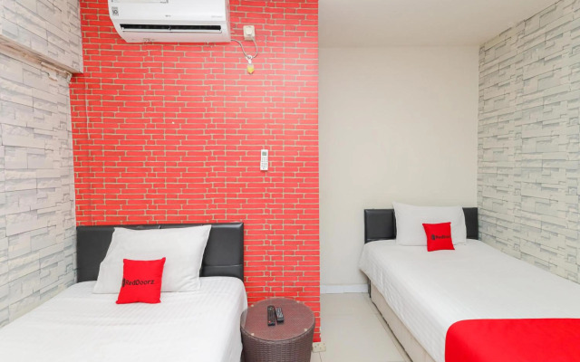 RedDoorz Syariah near Green Park Jatiwarna