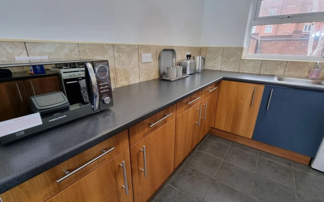 Spacious 4-bed House Great Location Coventry