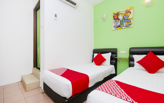 OYO 850 Gold Star Hotel