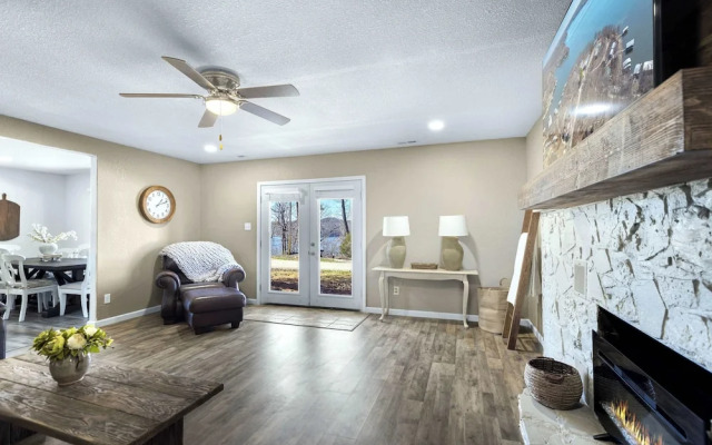 White Oak Landing Spacious 6 BDR w/ Boat Slip!