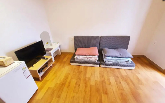 Hwangridangil Adamjeong Hanok Stay