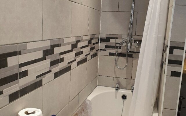 3br-sleeps6-petsok-off Road Parking-garden