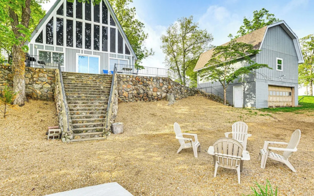 Waterfront Yard, Dock + Game Room: Linn Creek Home