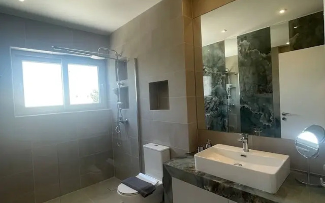 Spacious Seaside Flat at Alimos