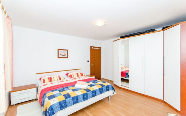Apartments and Rooms Iva