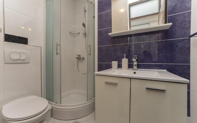 Beautiful Home in Zaton With Wifi and 6 Bedrooms