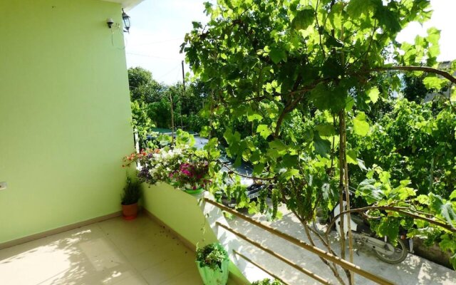 Studio in Berat, with Wonderful Mountain View, Enclosed Garden And Wifi - 107 Km From the Beach